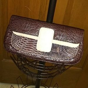 Daisy Fuentes clutch